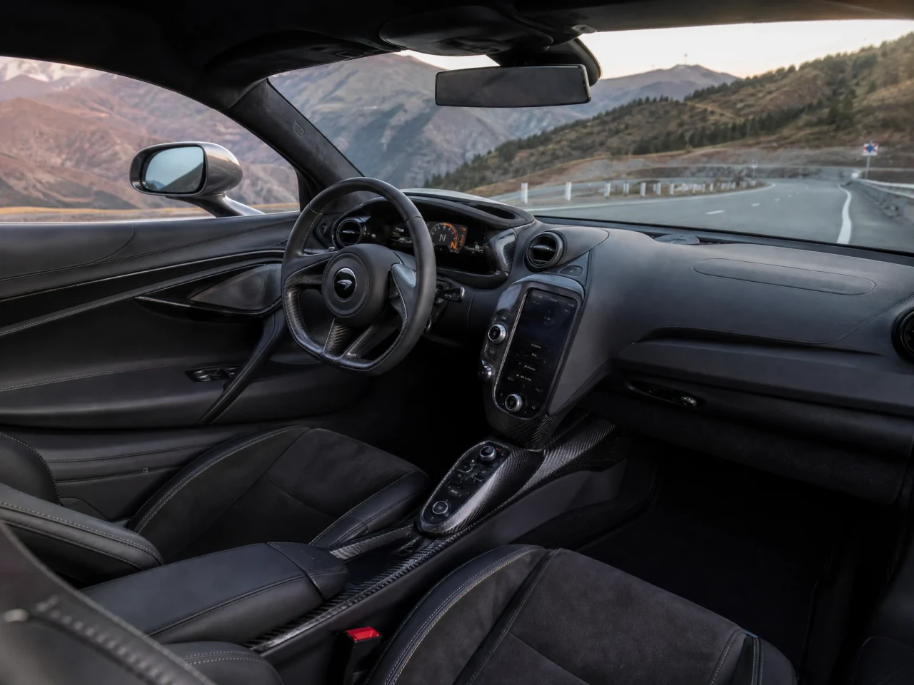 McLaren 720S — салон