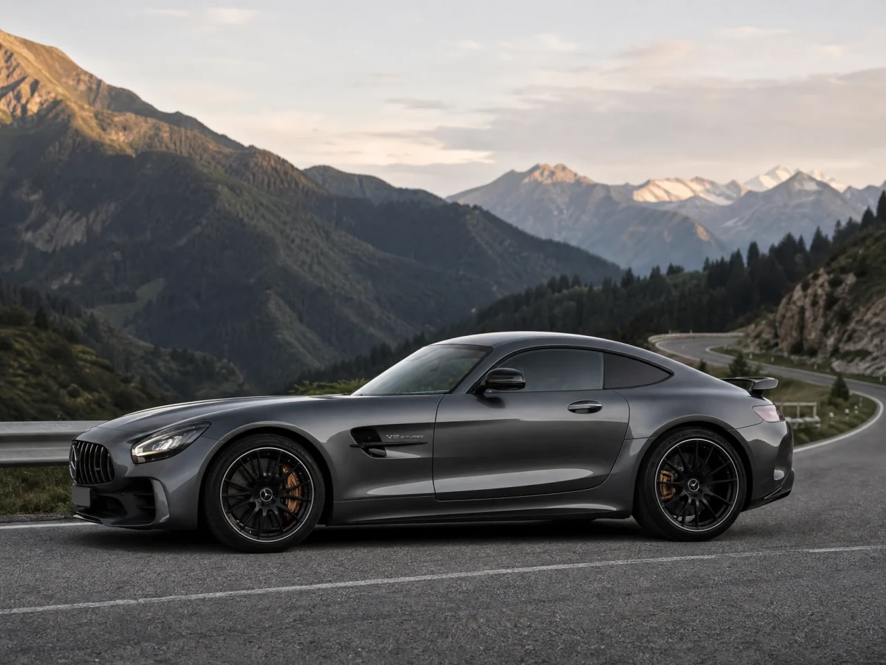 Mercedes-AMG GT — сбоку