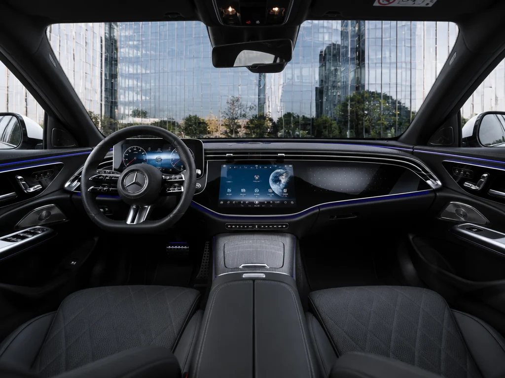 Mercedes-Benz E-Class 2023 — салон