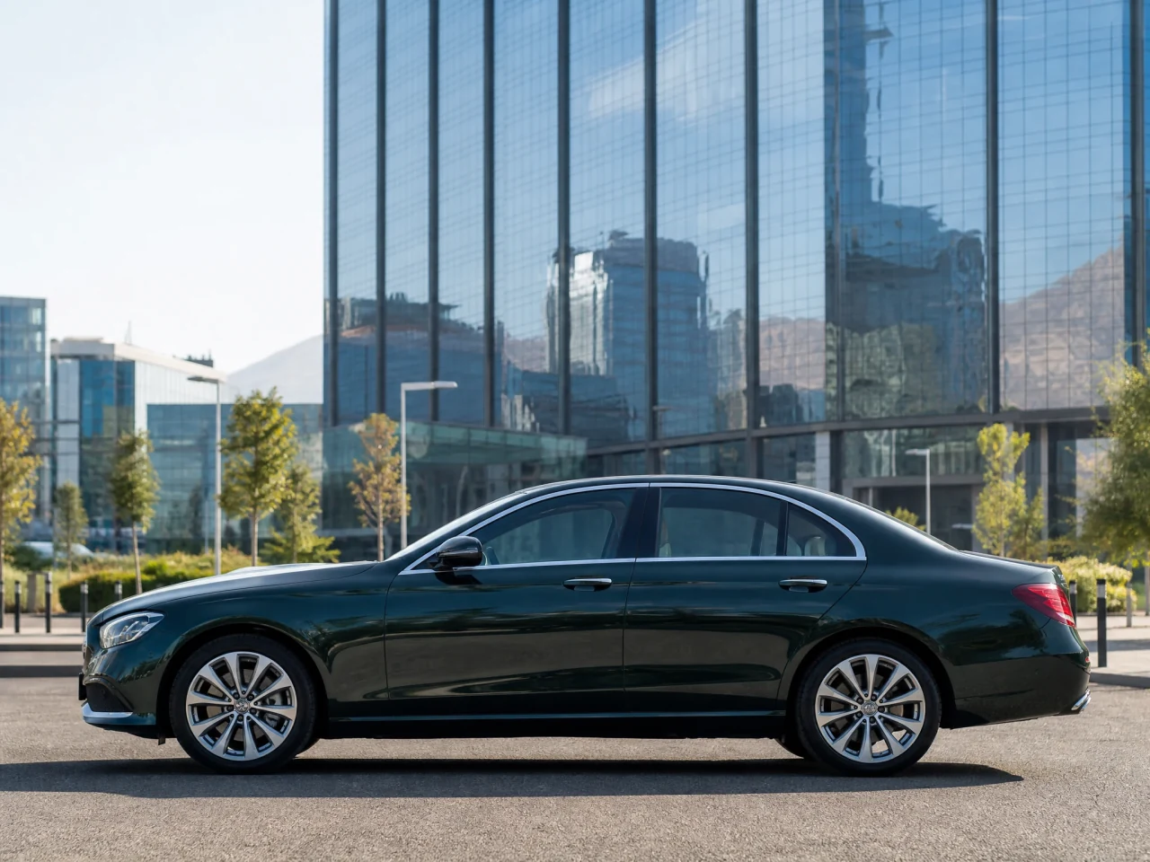 Mercedes-Benz E-Class — сбоку