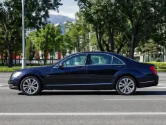 Mercedes-Benz S-Class W221 2011 — сбоку