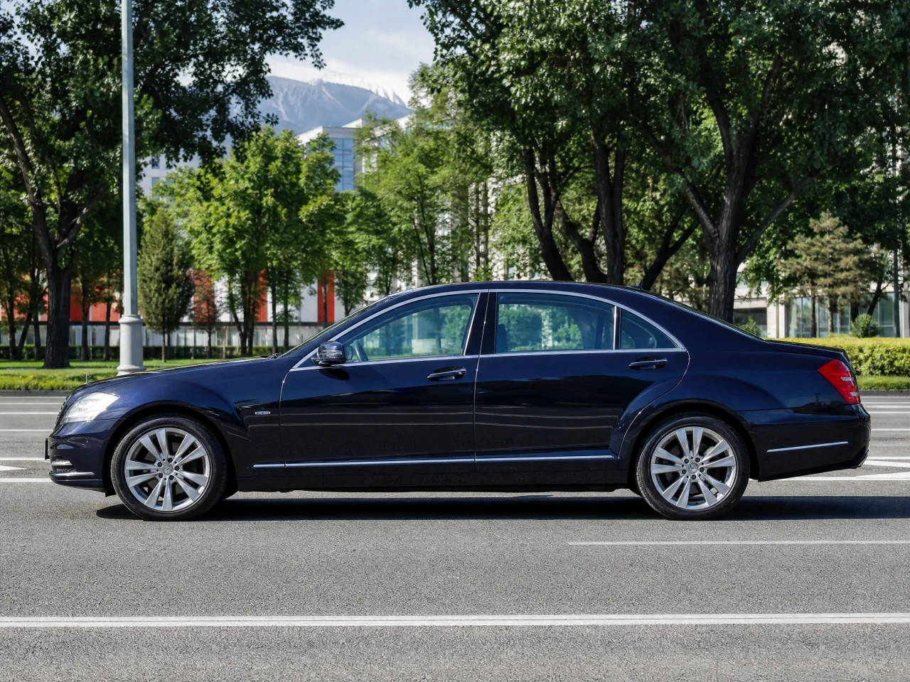 Mercedes-Benz S-Class W221 — side view