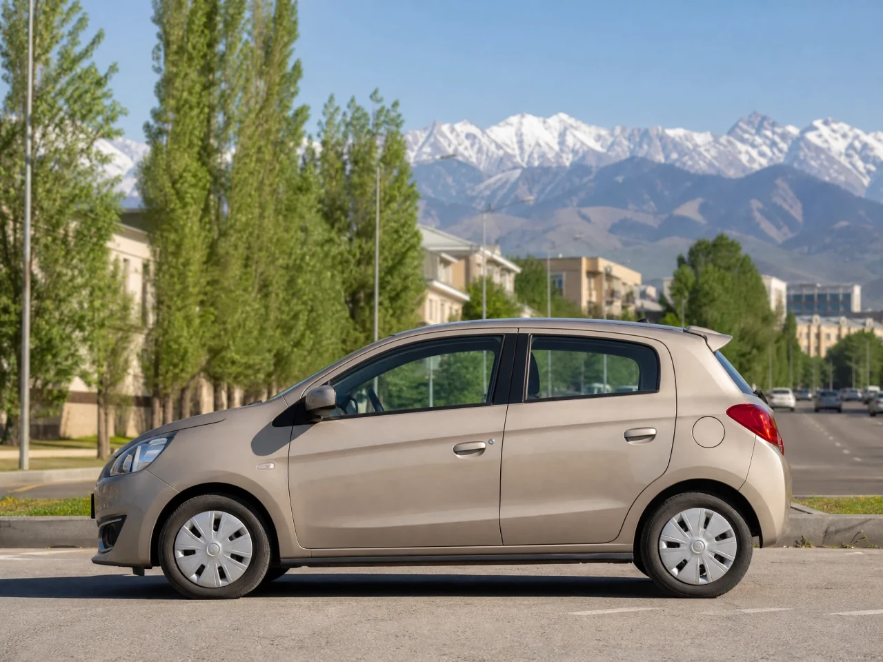 Mitsubishi Mirage — сбоку