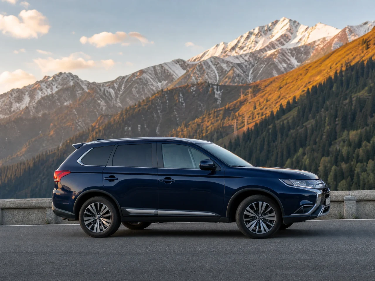 Mitsubishi Outlander — сбоку