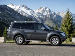 Mitsubishi Pajero 2015 — сбоку