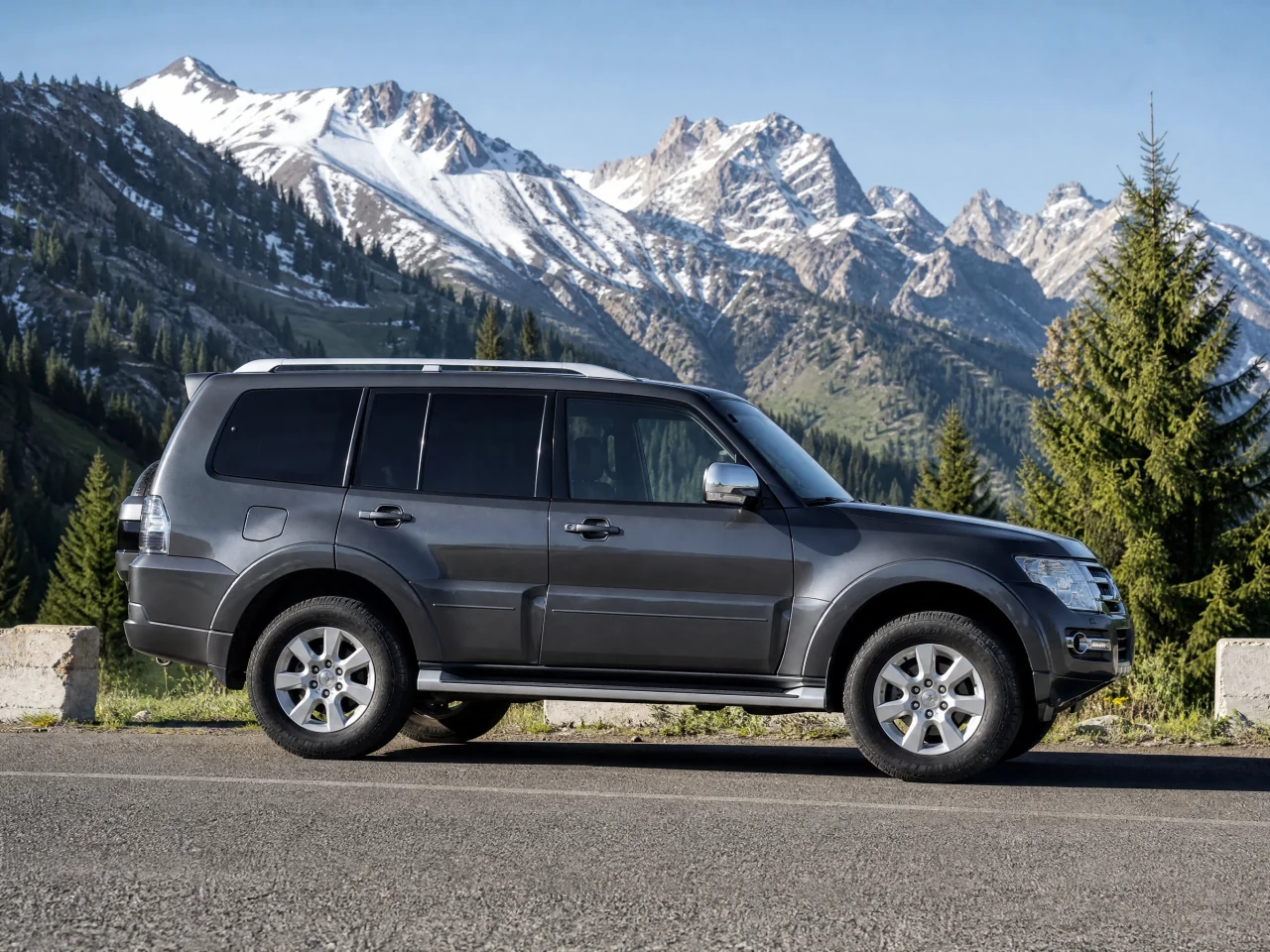 Mitsubishi Pajero — сбоку