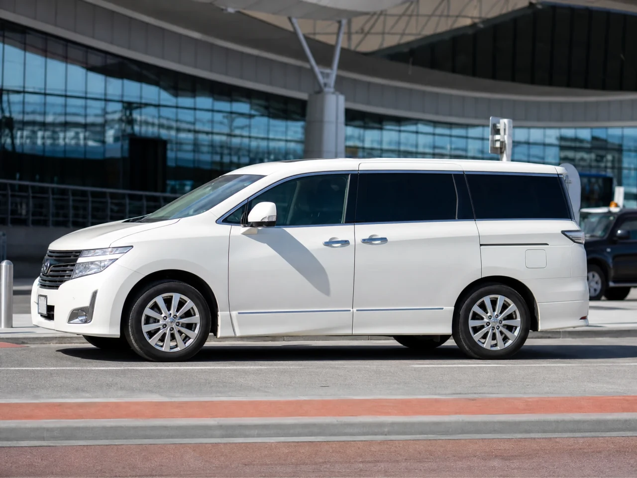 Nissan Elgrand — сбоку