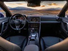 Nissan GT-R 2019 — салоны