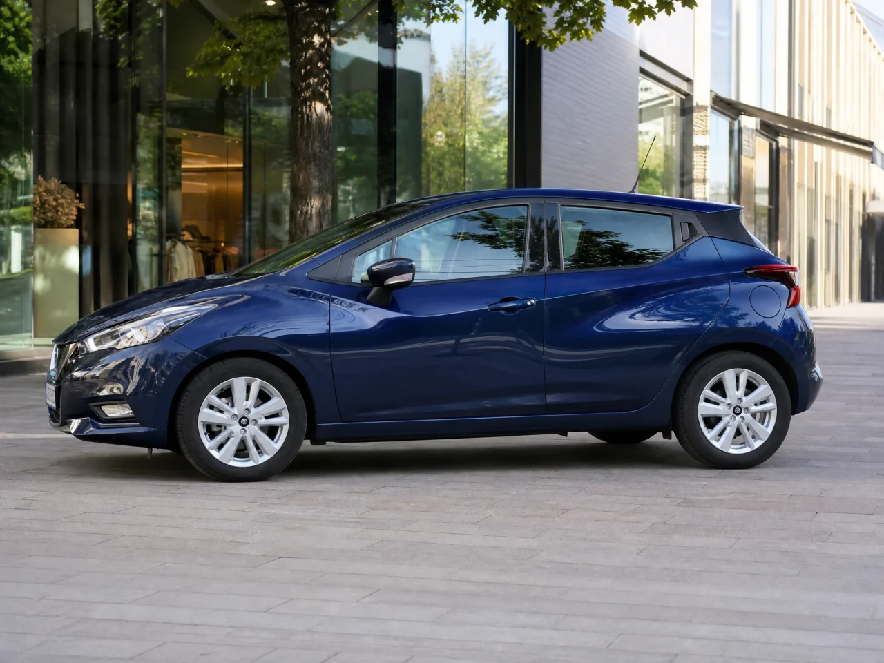 Nissan Micra — сбоку