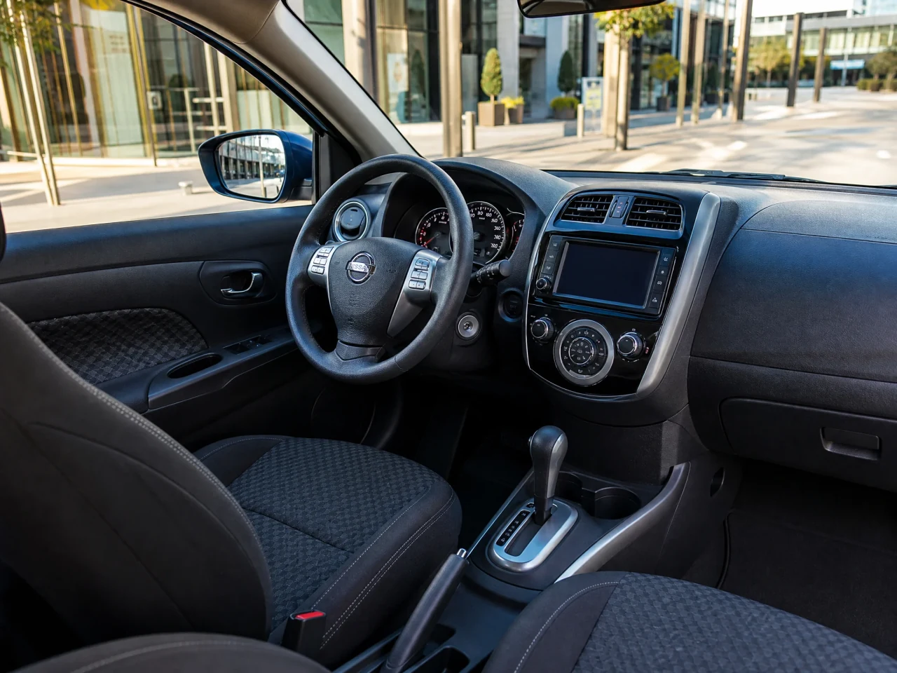 Nissan Micra — салон