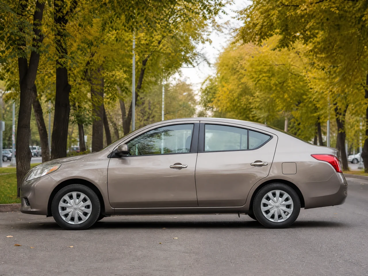 Nissan Versa — сбоку