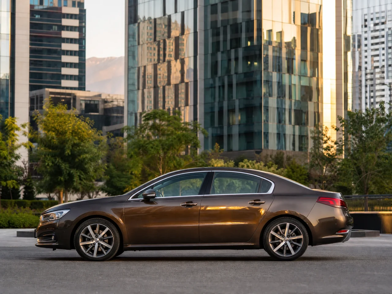 Peugeot 508 — сбоку