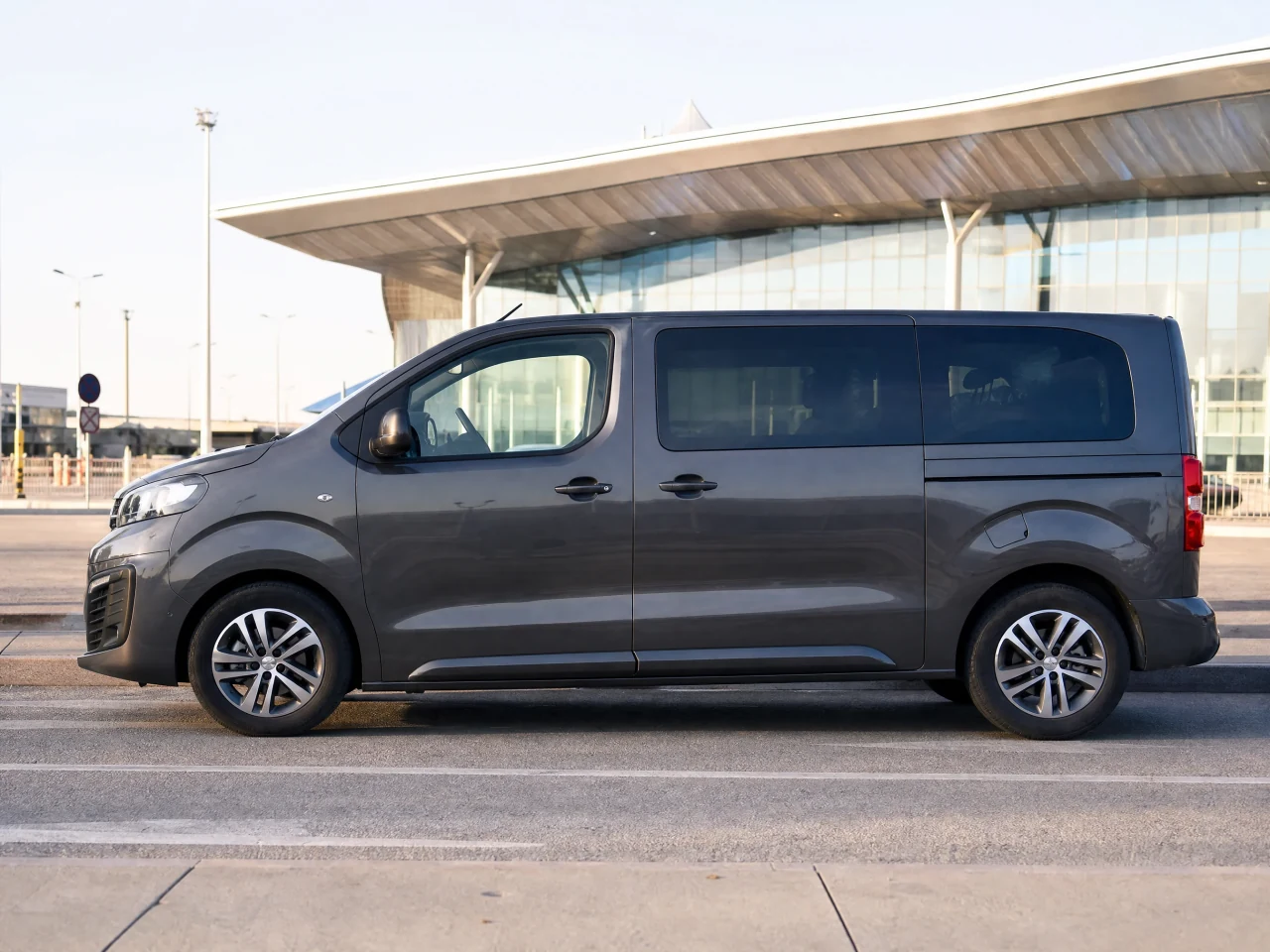 Peugeot Traveller — сбоку
