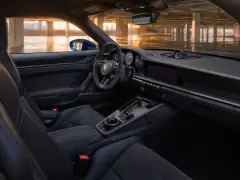 Porsche 911 2021 — салон