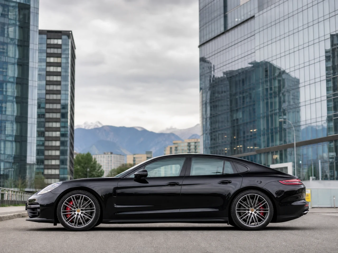 Porsche Panamera — сбоку