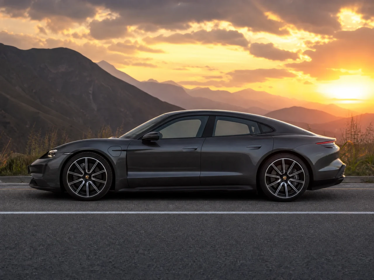 Porsche Taycan — сбоку