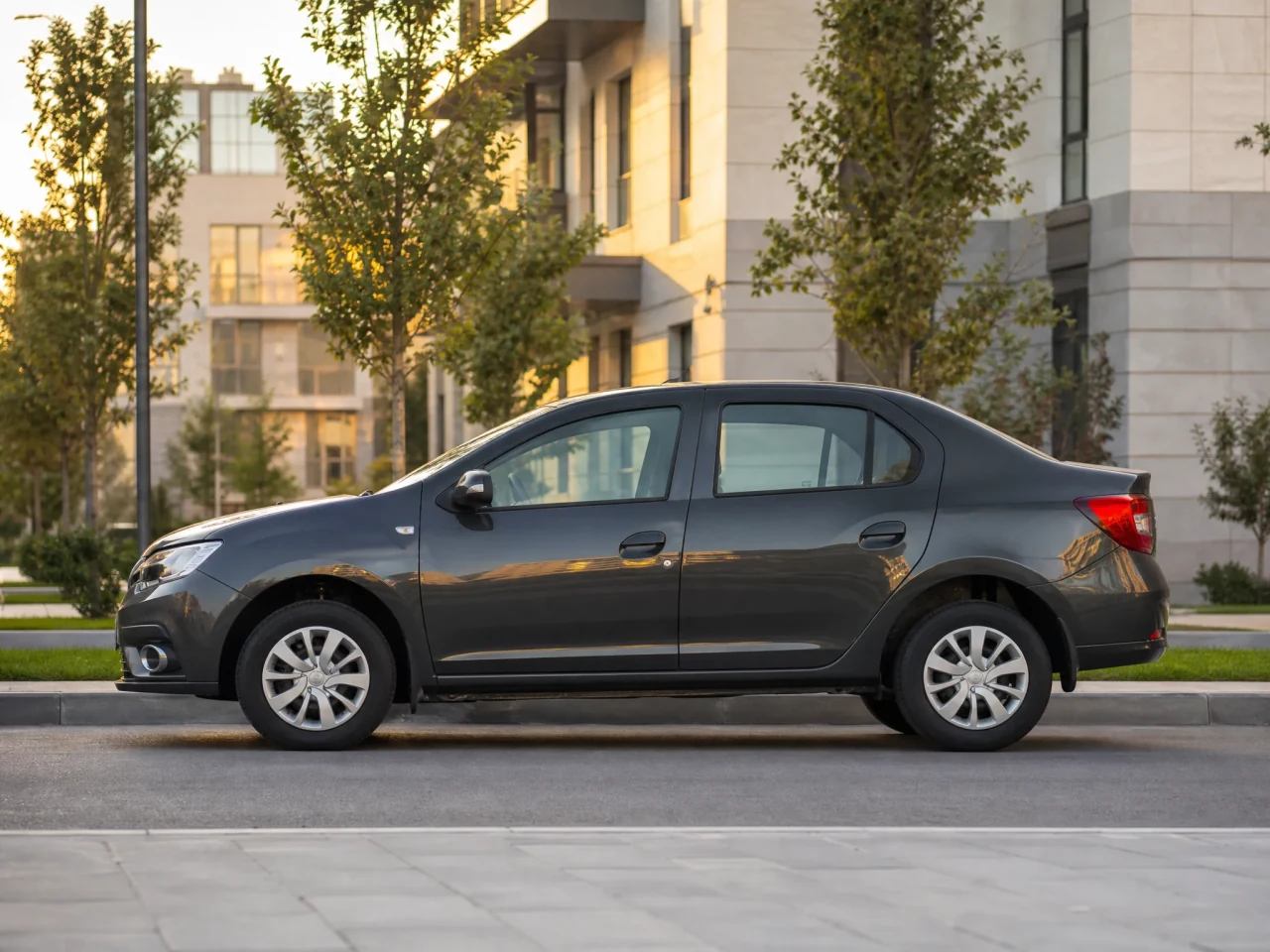 Renault Logan — сбоку