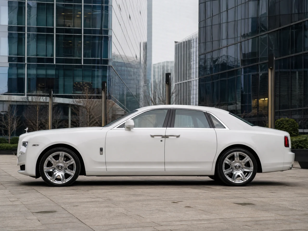 Rolls-Royce Ghost — сбоку