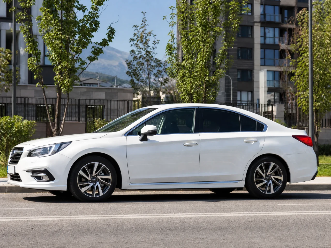 Subaru Legacy — сбоку