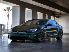 Tesla Model S 2022 — спереди