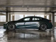 Tesla Model S 2022 — сбоку