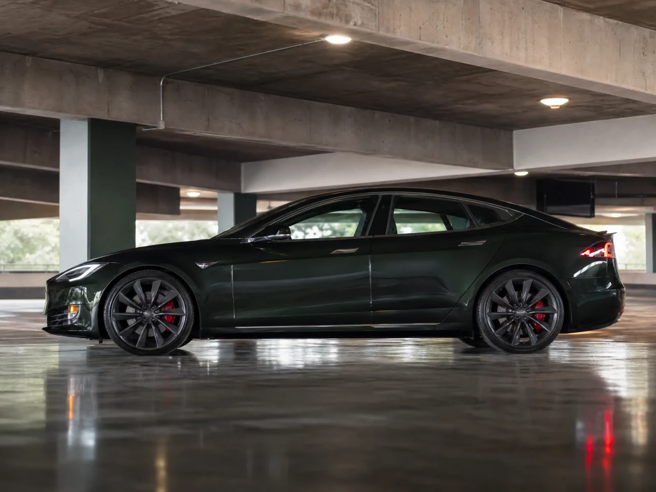 Tesla Model S — сбоку