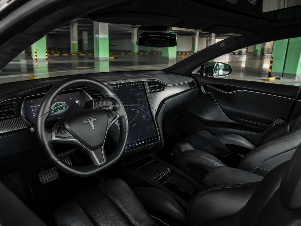 Tesla Model S — салон
