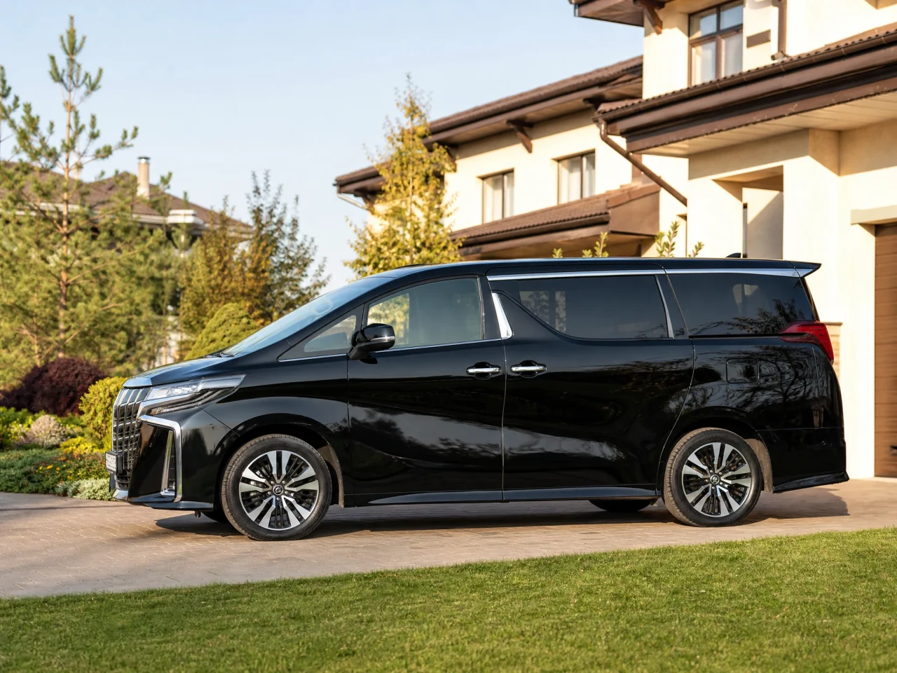 Toyota Alphard — сбоку