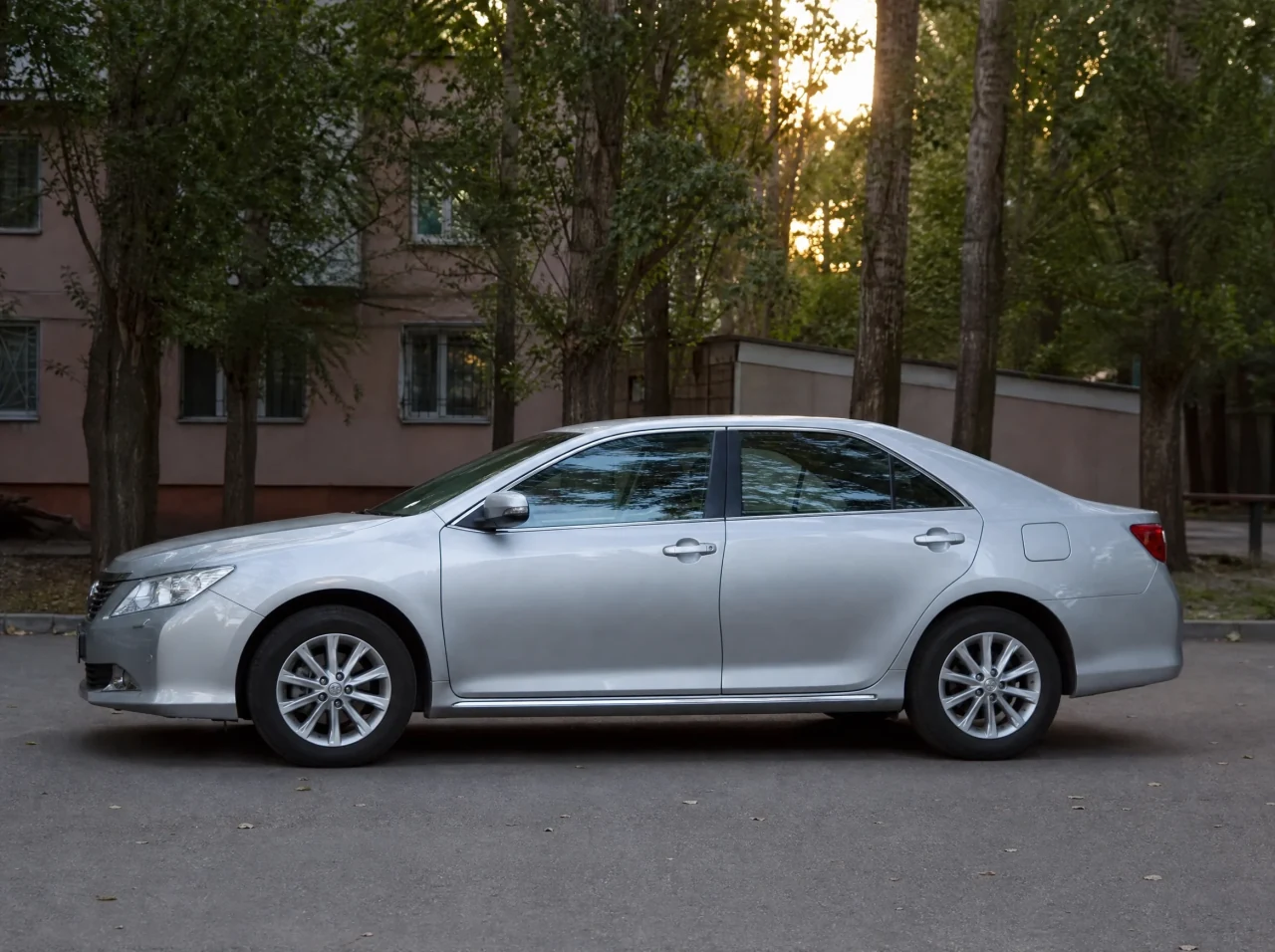 Toyota Camry 50 — сбоку