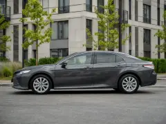 Toyota Camry 70 2018 — сбоку