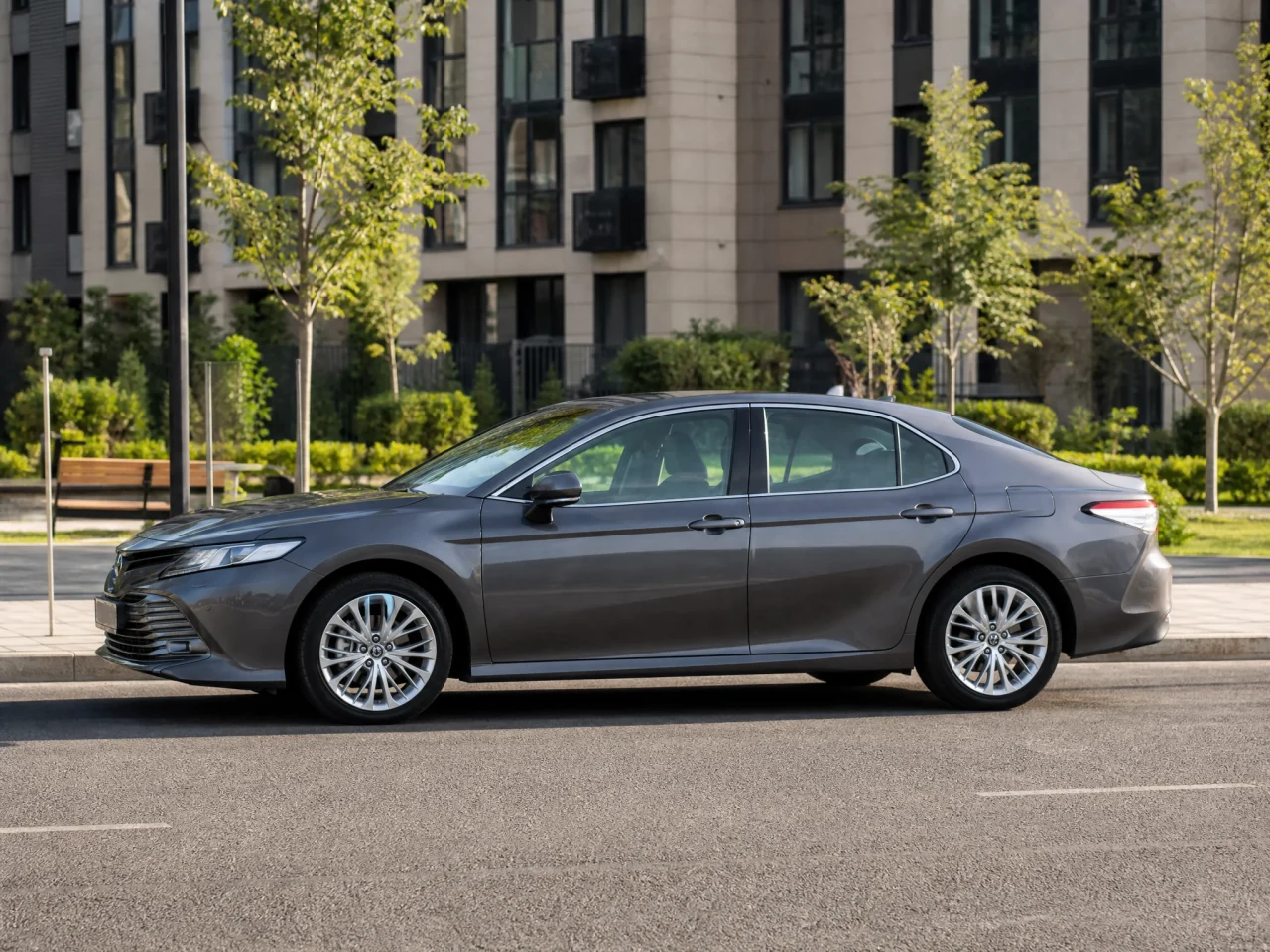 Toyota Camry — сбоку