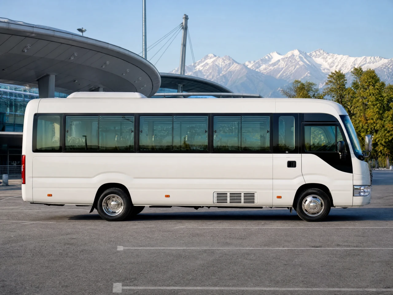 Toyota Coaster — сбоку
