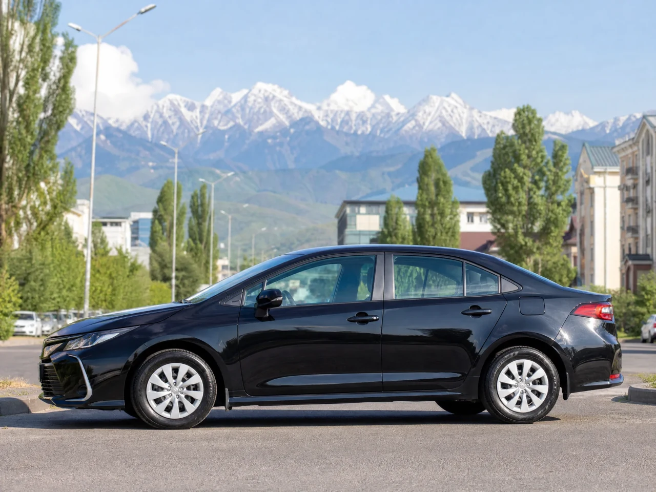 Toyota Corolla — сбоку