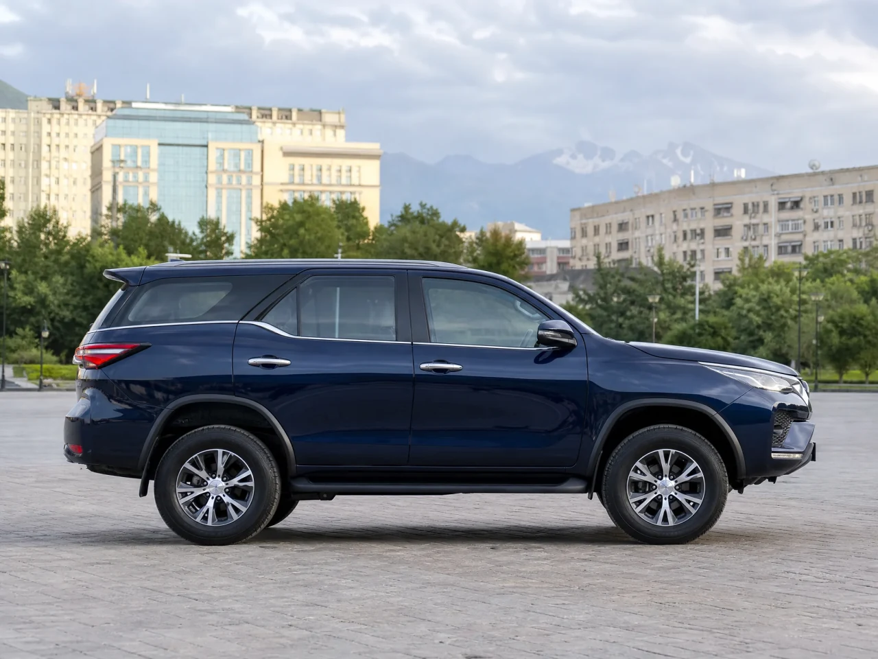Toyota Fortuner — сбоку