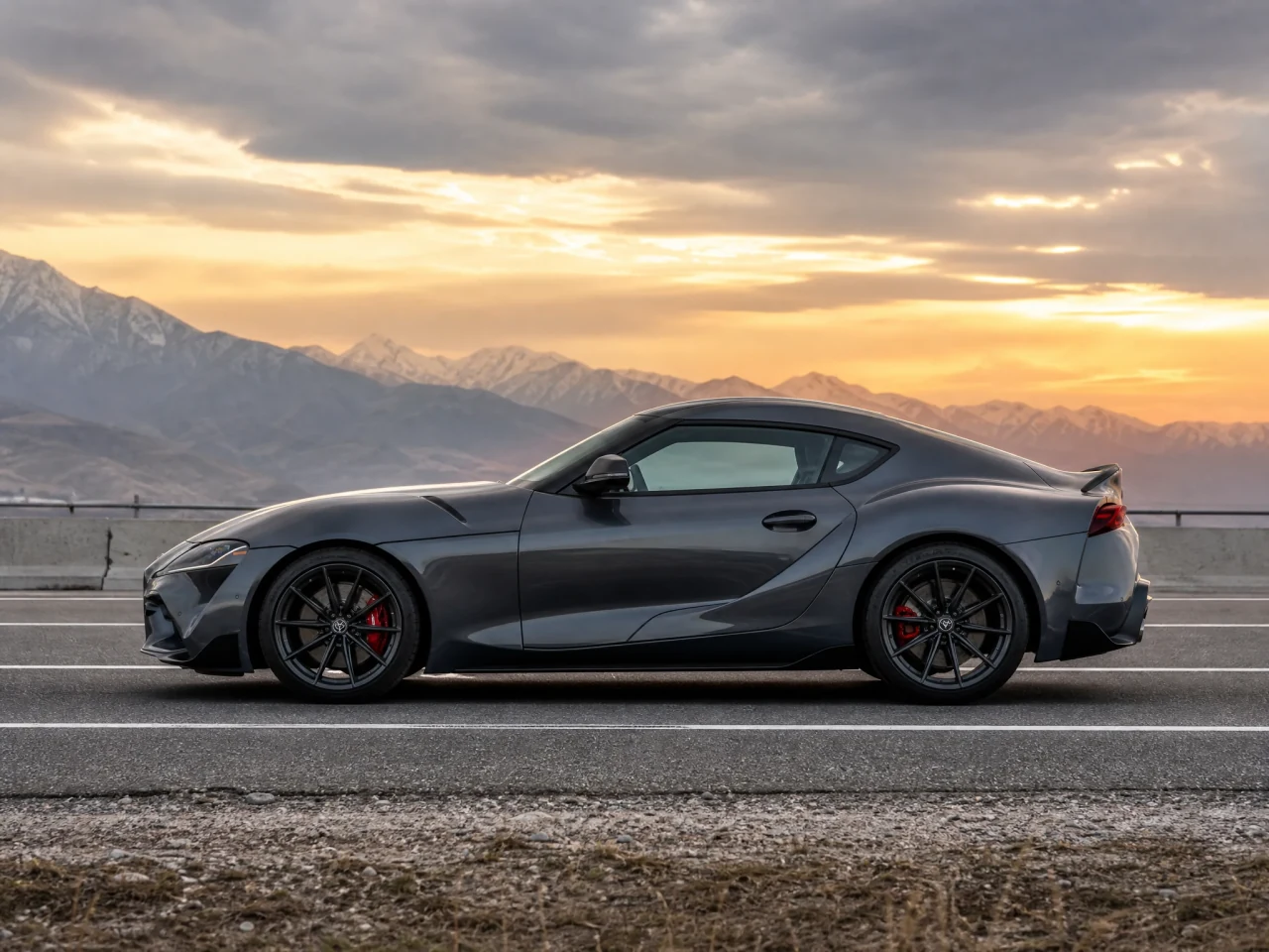 Toyota GR Supra — сбоку