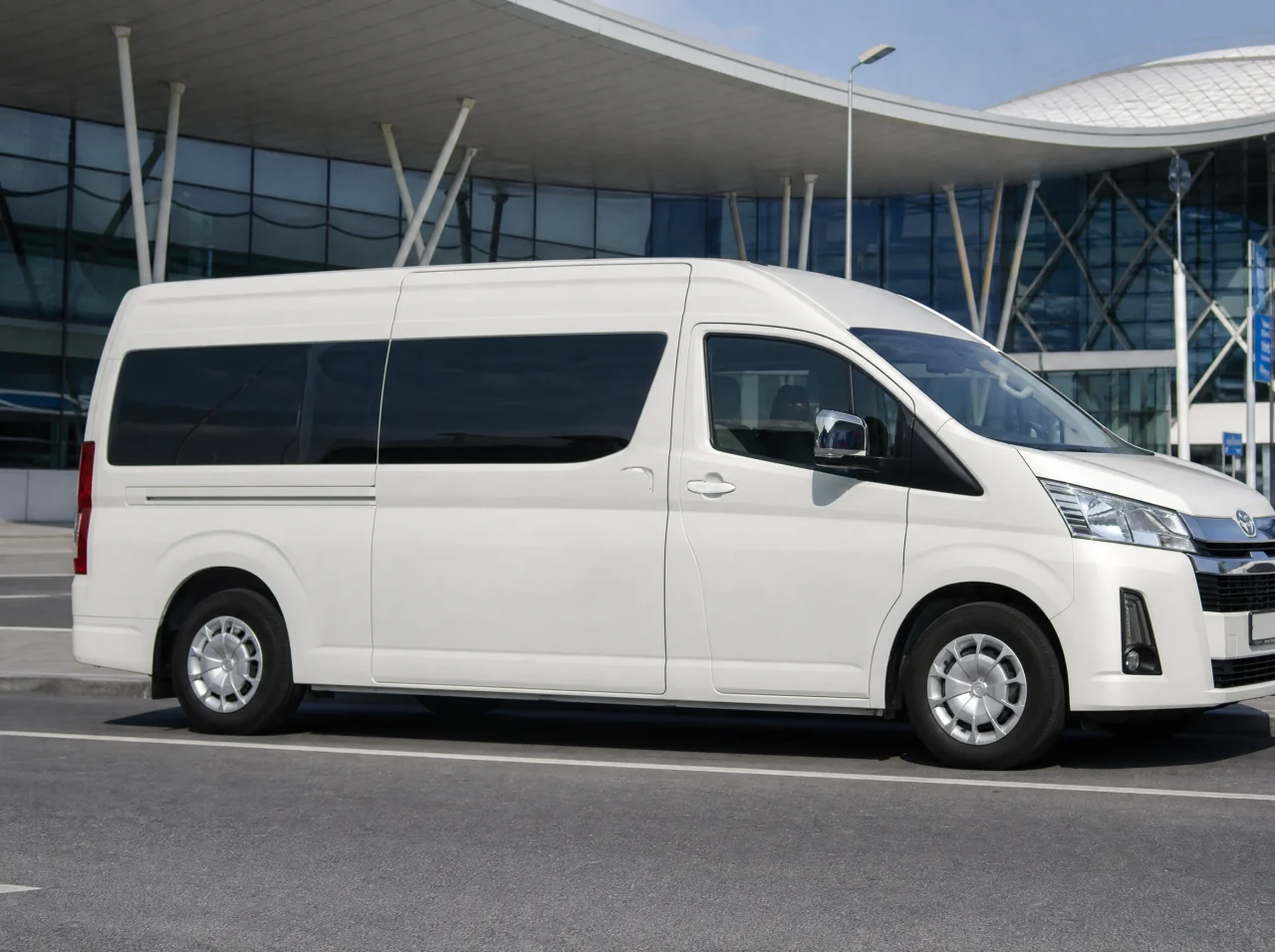 Toyota HiAce — сбоку