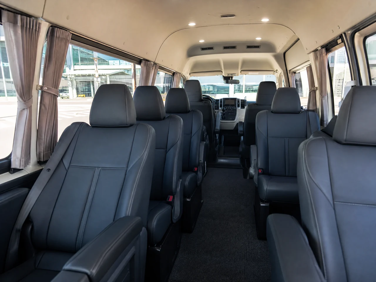 Toyota HiAce — салон