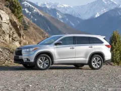 Toyota Highlander 2021 — сбоку
