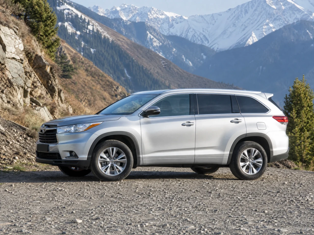 Toyota Highlander — сбоку