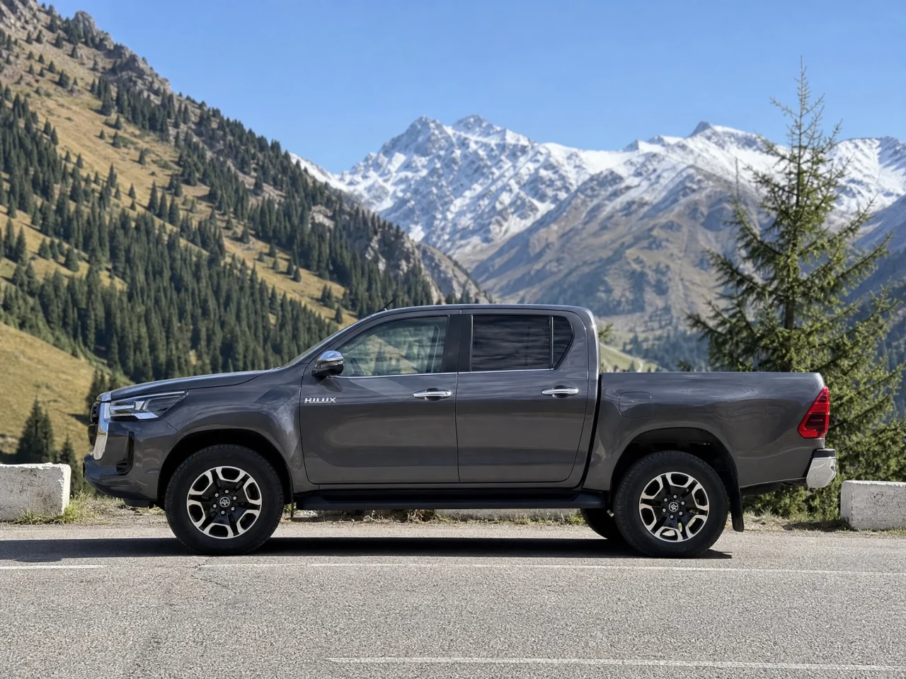 Toyota Hilux — сбоку