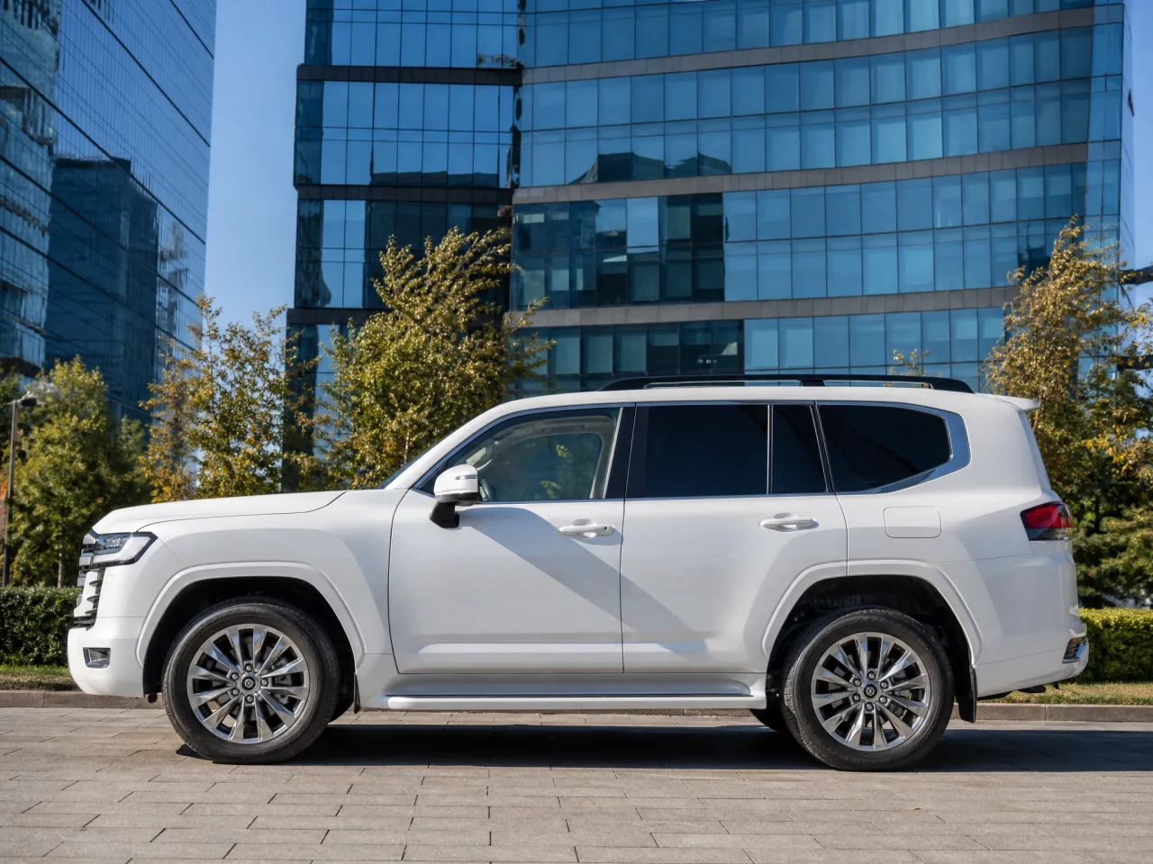 Toyota Land Cruiser 300 — сбоку