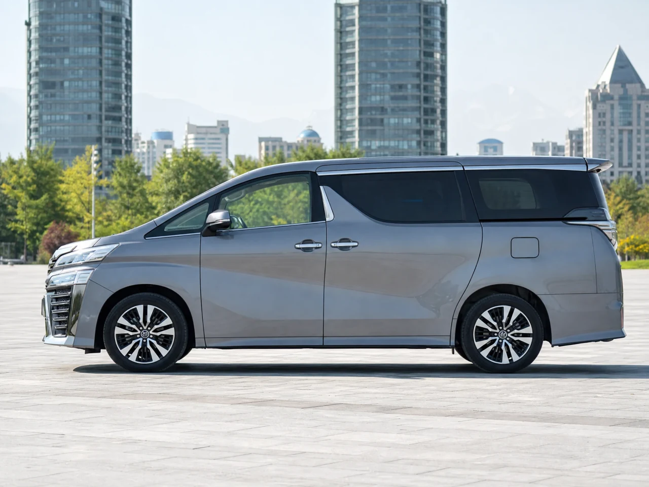 Toyota Vellfire — сбоку