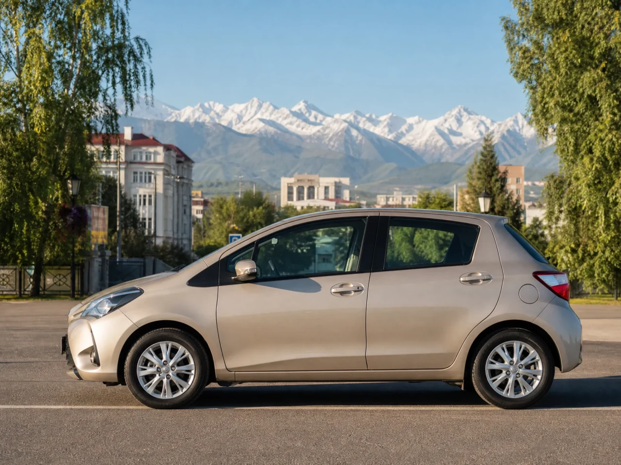 Toyota Yaris — сбоку