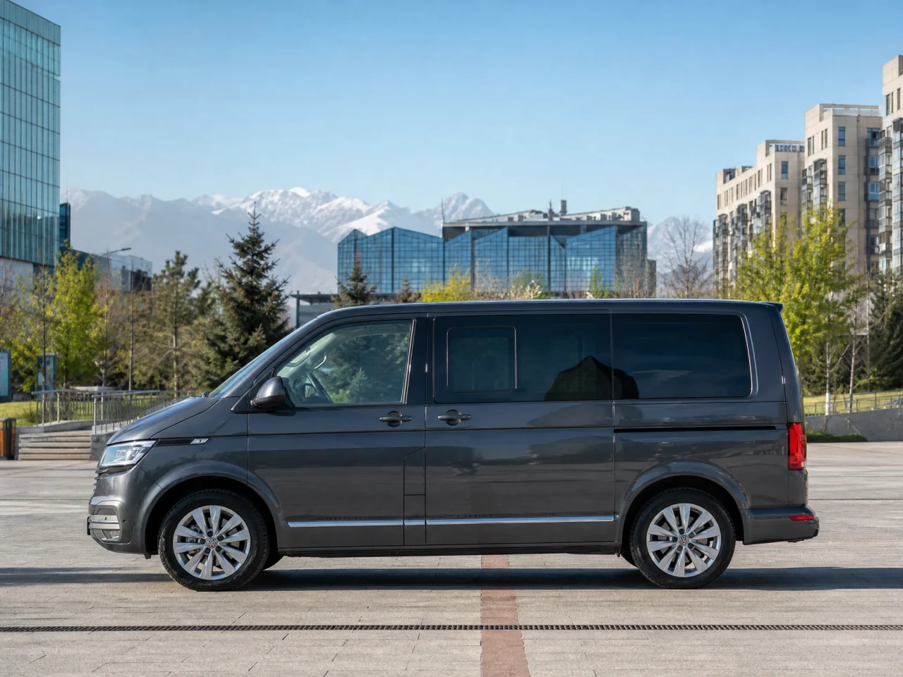 Volkswagen Multivan — сбоку