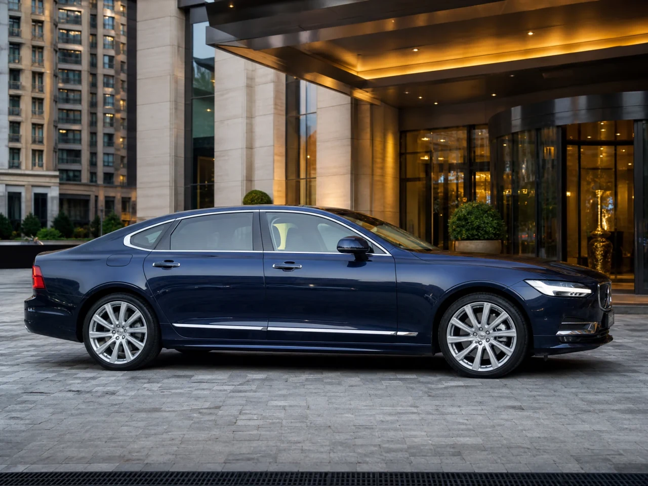Volvo S90 — сбоку