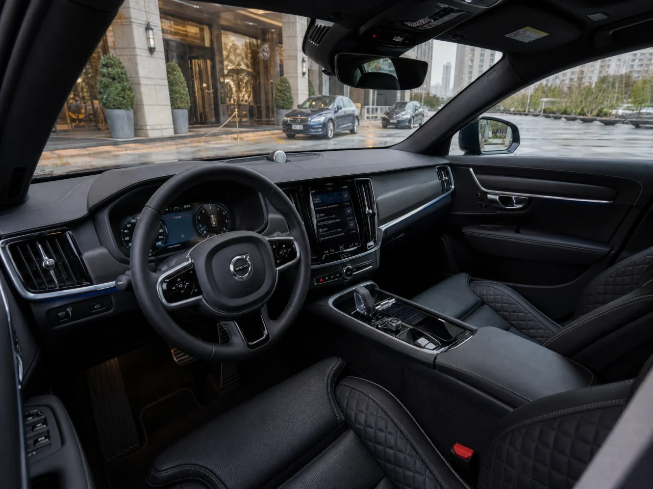 Volvo S90 — салон