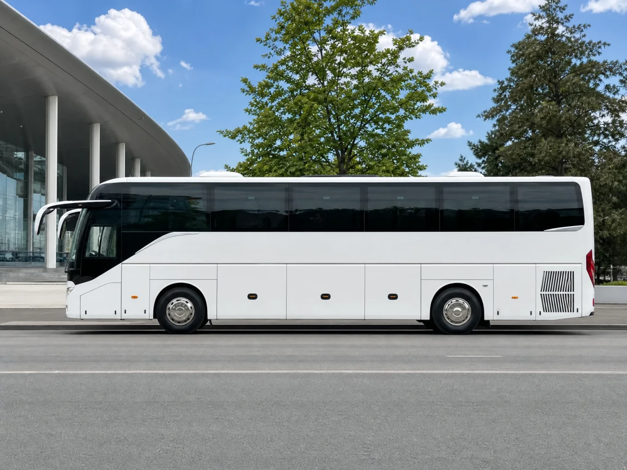 Yutong Tourist Bus — сбоку
